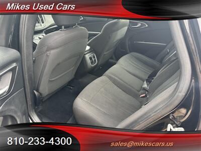 2015 Chrysler 200 Limited   - Photo 7 - Flint, MI 48503