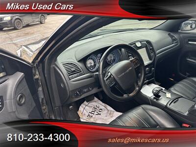 2012 Chrysler 300 Series S V6   - Photo 9 - Flint, MI 48503