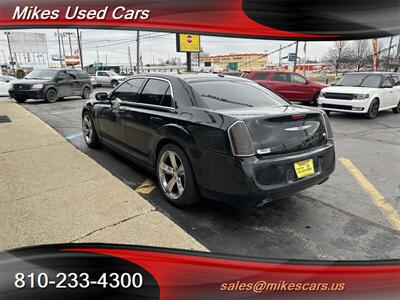 2012 Chrysler 300 Series S V6   - Photo 6 - Flint, MI 48503