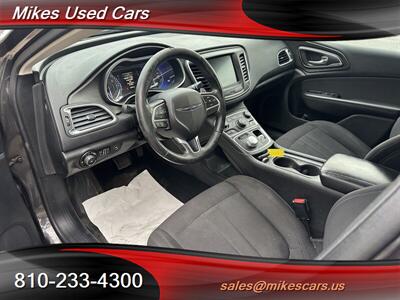 2015 Chrysler 200 Limited - Photo 9 - Flint, MI 48503