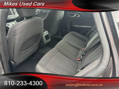 2015 Chrysler 200 Limited - Photo 8 - Flint, MI 48503