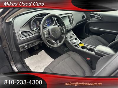 2015 Chrysler 200 Limited   - Photo 9 - Flint, MI 48503