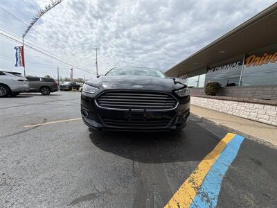 2016 Ford Fusion SE - Photo 2 - Flint, MI 48503