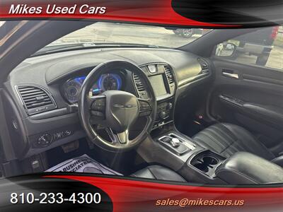 2015 Chrysler 300 Series S   - Photo 8 - Flint, MI 48503