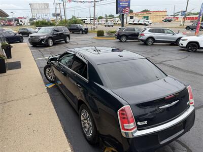 2014 Chrysler 300 Series - Photo 6 - Flint, MI 48503
