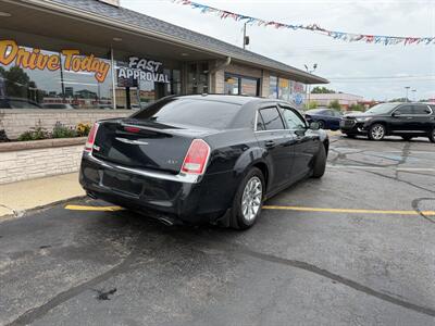 2014 Chrysler 300 Series - Photo 4 - Flint, MI 48503