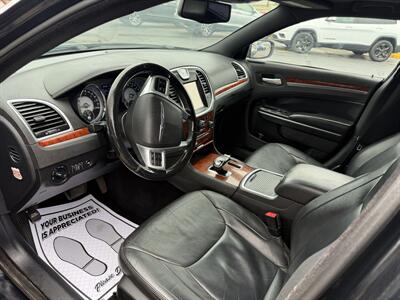 2014 Chrysler 300 Series - Photo 9 - Flint, MI 48503