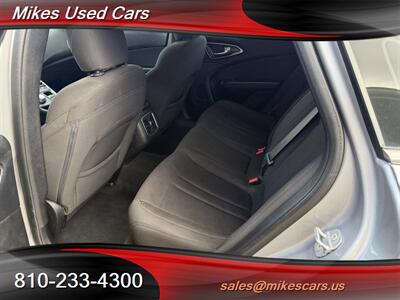 2015 Chrysler 200 Limited - Photo 8 - Flint, MI 48503