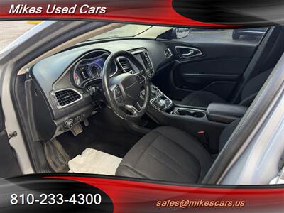 2015 Chrysler 200 Limited - Photo 9 - Flint, MI 48503