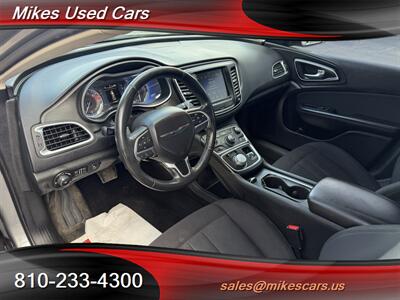 2015 Chrysler 200 Limited - Photo 10 - Flint, MI 48503