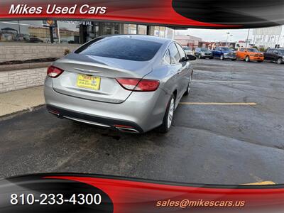 2015 Chrysler 200 Limited - Photo 5 - Flint, MI 48503