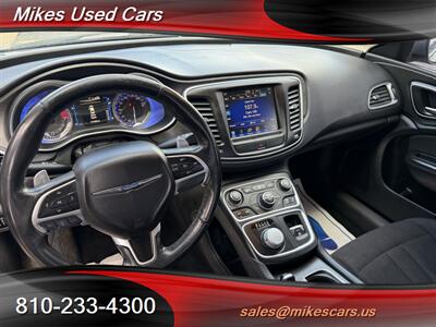 2015 Chrysler 200 Limited - Photo 11 - Flint, MI 48503