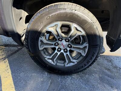 2025 GMC Sierra 1500 SLT   - Photo 9 - Flint, MI 48503