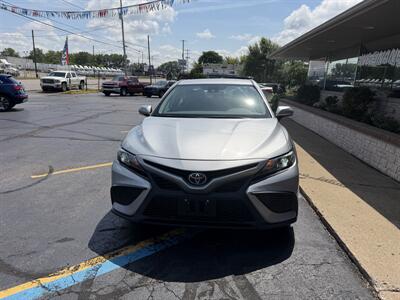 2024 Toyota Camry SE   - Photo 2 - Flint, MI 48503