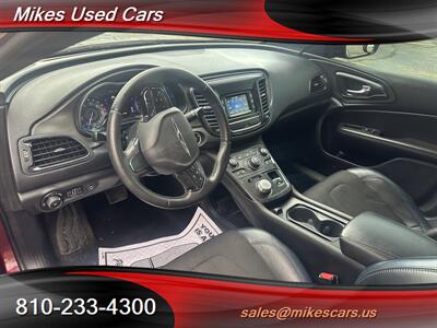2016 Chrysler 200 S   - Photo 8 - Flint, MI 48503