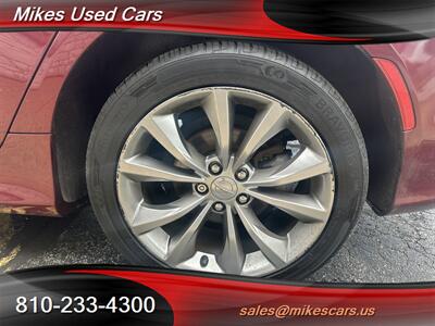2016 Chrysler 200 S   - Photo 11 - Flint, MI 48503