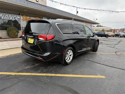 2018 Chrysler Pacifica Touring L Plus   - Photo 5 - Flint, MI 48503