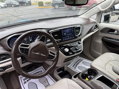 2018 Chrysler Pacifica Touring L Plus   - Photo 11 - Flint, MI 48503