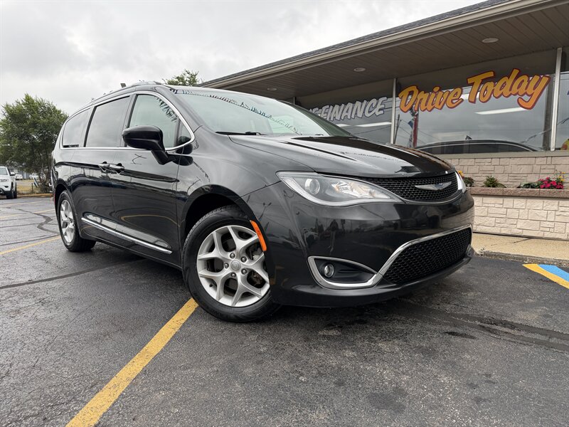 2018 Chrysler Pacifica Touring L Plus   - Photo 1 - Flint, MI 48503