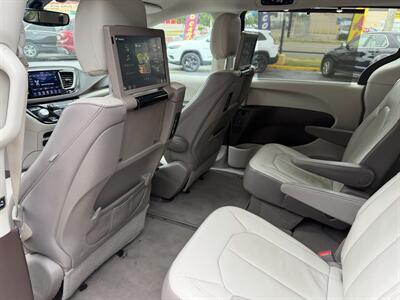 2018 Chrysler Pacifica Touring L Plus   - Photo 9 - Flint, MI 48503