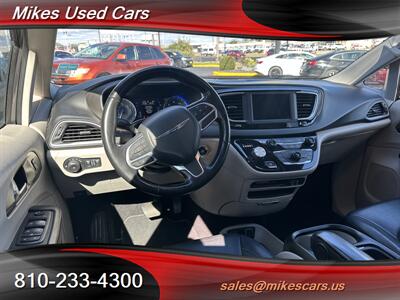 2020 Chrysler Pacifica Touring L   - Photo 10 - Flint, MI 48503