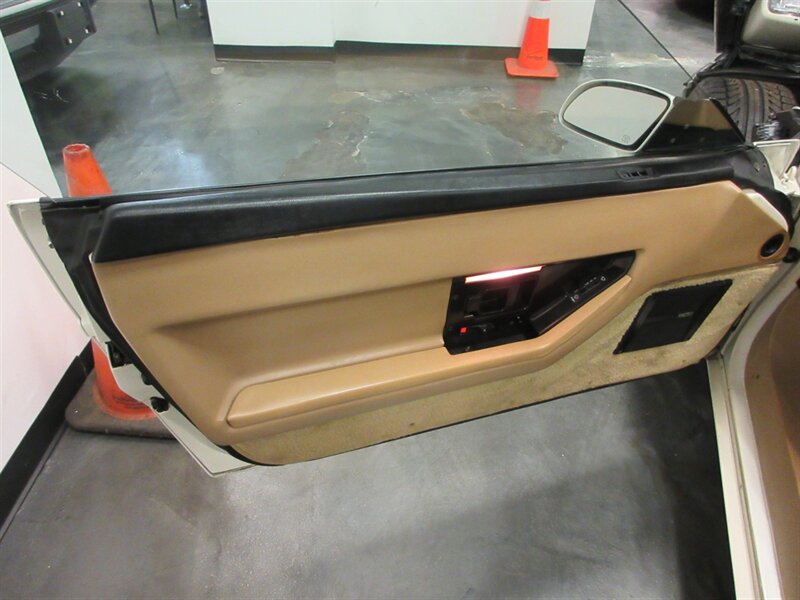 1987 Chevrolet Corvette Convertible   - Photo 30 - Bohemia, NY 11716