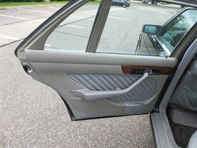 1991 Mercedes-Benz 560 SEL - Photo 38 - Bohemia, NY 11716