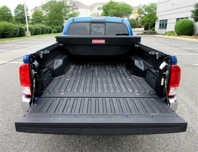 2016 Toyota Tacoma SR5 V6   - Photo 16 - Bohemia, NY 11716