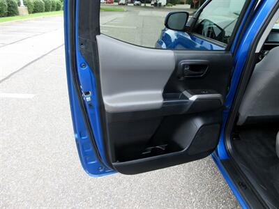2016 Toyota Tacoma SR5 V6   - Photo 40 - Bohemia, NY 11716
