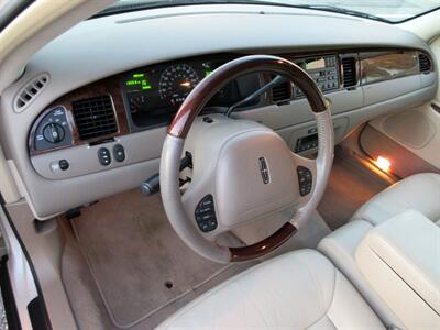 2001 Lincoln Town Car Cartier   - Photo 26 - Bohemia, NY 11716