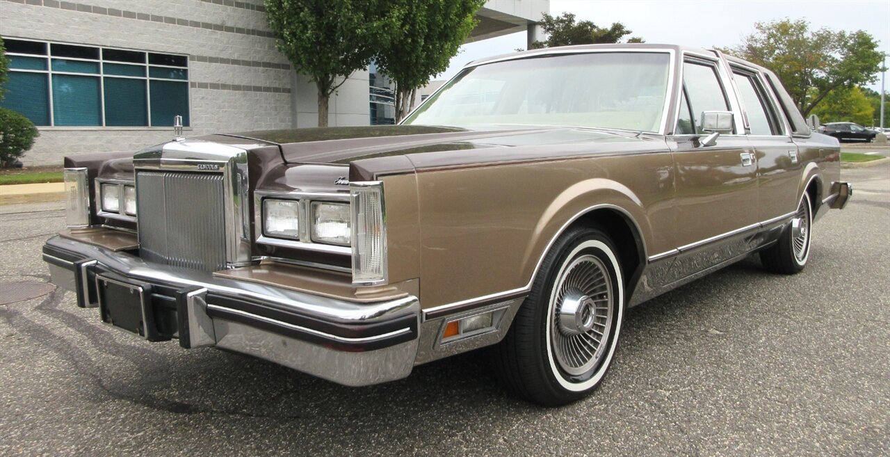 1980 Lincoln Town Car   - Photo 1 - Bohemia, NY 11716