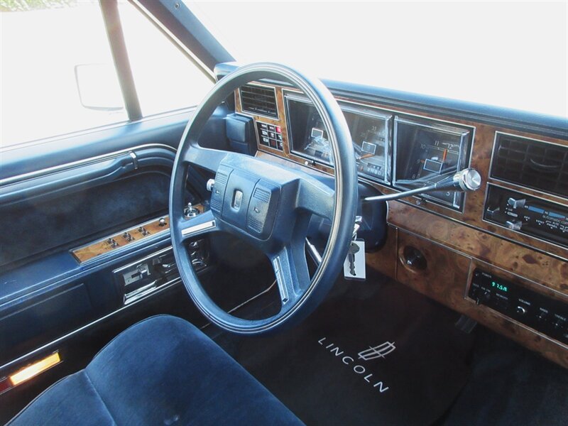 1985 Lincoln Town Car   - Photo 35 - Bohemia, NY 11716