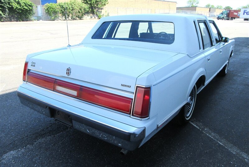 1985 Lincoln Town Car   - Photo 22 - Bohemia, NY 11716