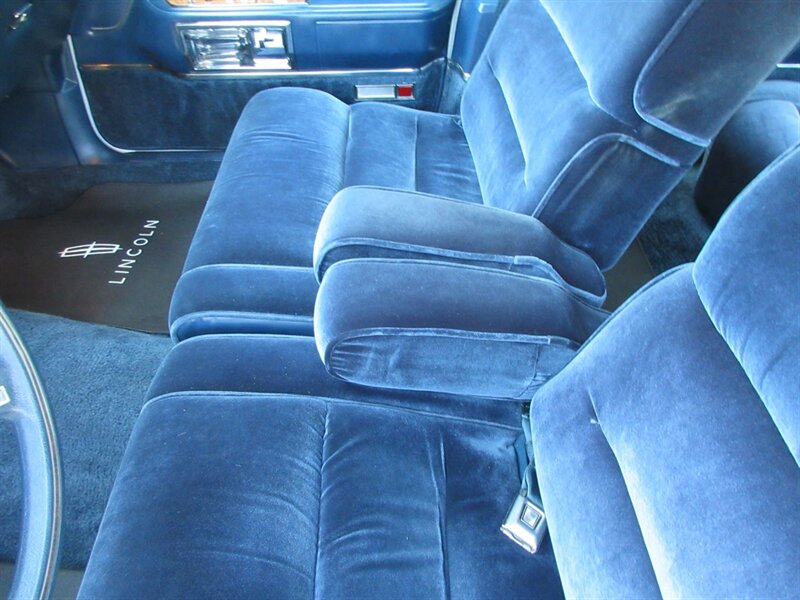 1985 Lincoln Town Car   - Photo 37 - Bohemia, NY 11716