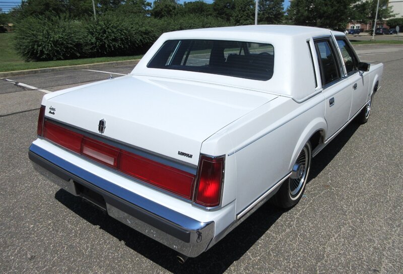 1985 Lincoln Town Car   - Photo 4 - Bohemia, NY 11716