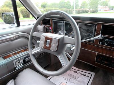 1989 Lincoln Town Car Signature   - Photo 27 - Bohemia, NY 11716