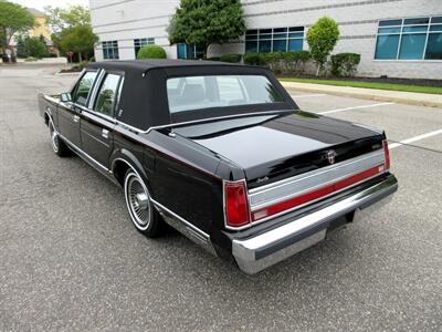 1989 Lincoln Town Car Signature   - Photo 3 - Bohemia, NY 11716