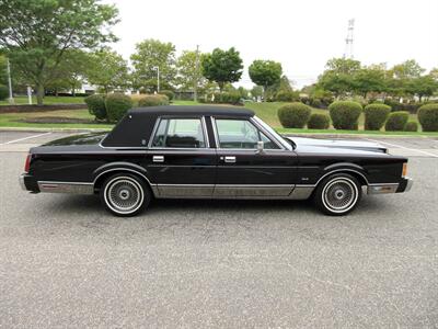 1989 Lincoln Town Car Signature   - Photo 10 - Bohemia, NY 11716