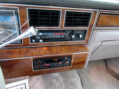 1989 Lincoln Town Car Signature   - Photo 30 - Bohemia, NY 11716