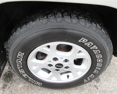2001 Jeep Grand Cherokee Laredo   - Photo 59 - Bohemia, NY 11716