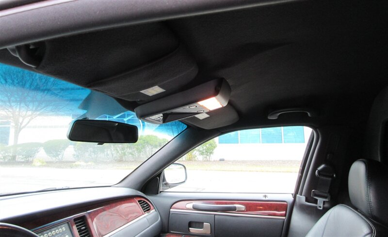 2003 Lincoln Town Car Executive Limousine - Photo 29 - Bohemia, NY 11716