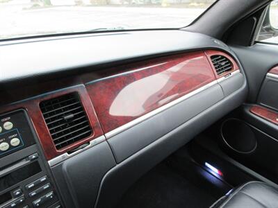 2003 Lincoln Town Car Executive Limousine - Photo 32 - Bohemia, NY 11716