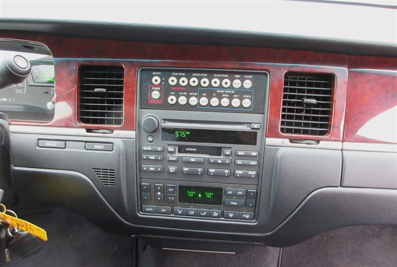 2003 Lincoln Town Car Executive Limousine - Photo 27 - Bohemia, NY 11716