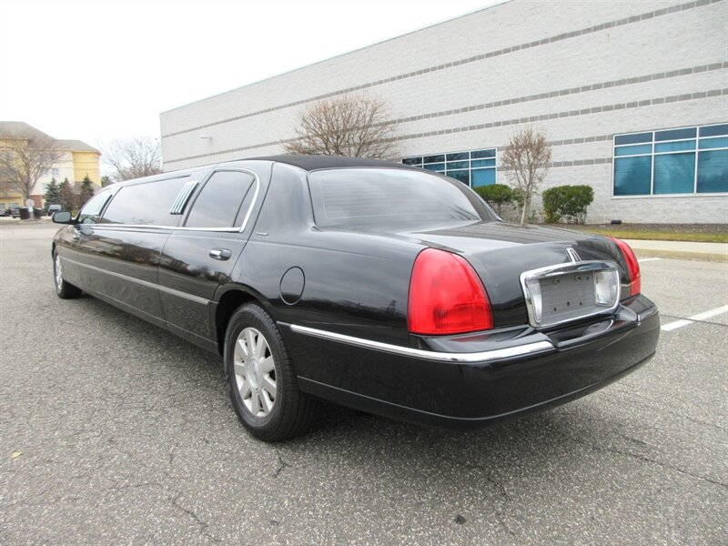 2003 Lincoln Town Car Executive Limousine - Photo 7 - Bohemia, NY 11716