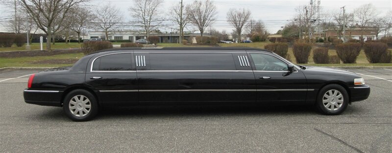 2003 Lincoln Town Car Executive Limousine - Photo 10 - Bohemia, NY 11716