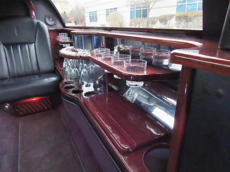 2003 Lincoln Town Car Executive Limousine - Photo 47 - Bohemia, NY 11716