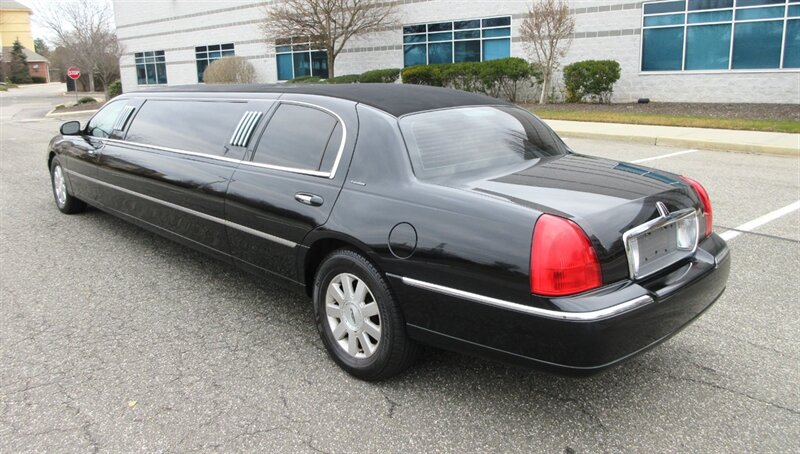 2003 Lincoln Town Car Executive Limousine - Photo 3 - Bohemia, NY 11716