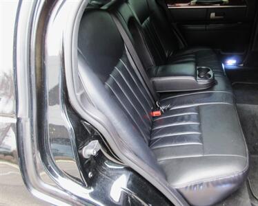 2003 Lincoln Town Car Executive Limousine - Photo 40 - Bohemia, NY 11716