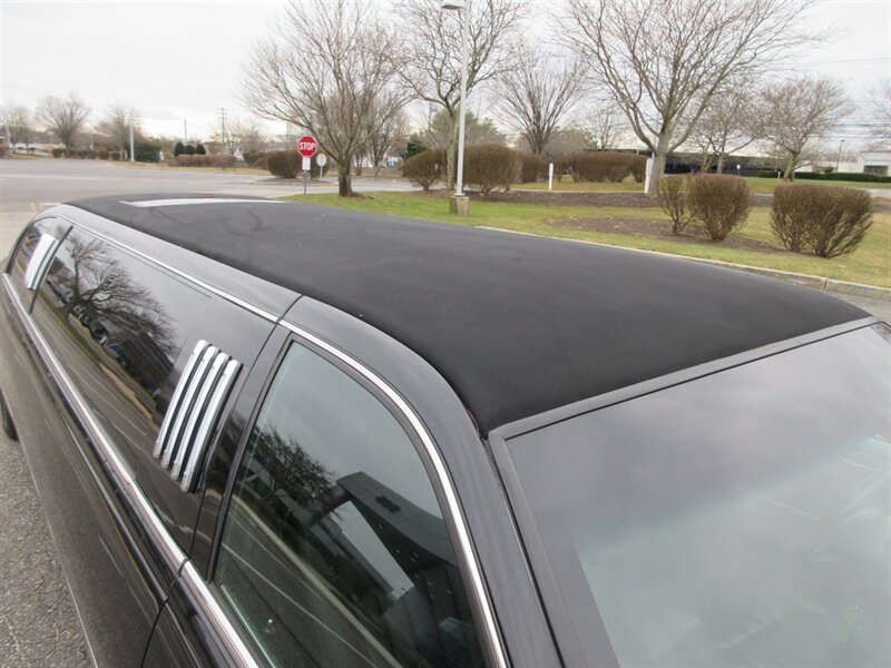 2003 Lincoln Town Car Executive Limousine - Photo 17 - Bohemia, NY 11716