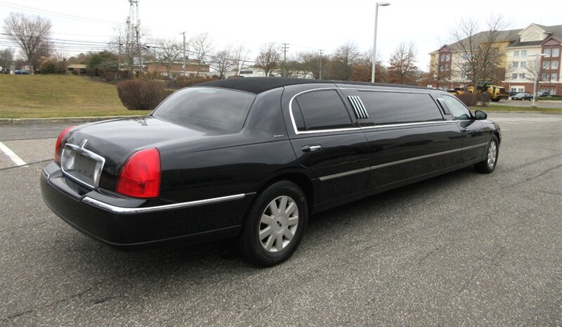 2003 Lincoln Town Car Executive Limousine - Photo 8 - Bohemia, NY 11716